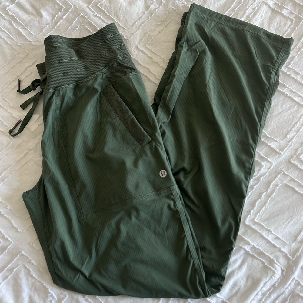 Lululemon Dance Studio Mid-Rise Pant
Regular Green Athletic Sz 4 GUC